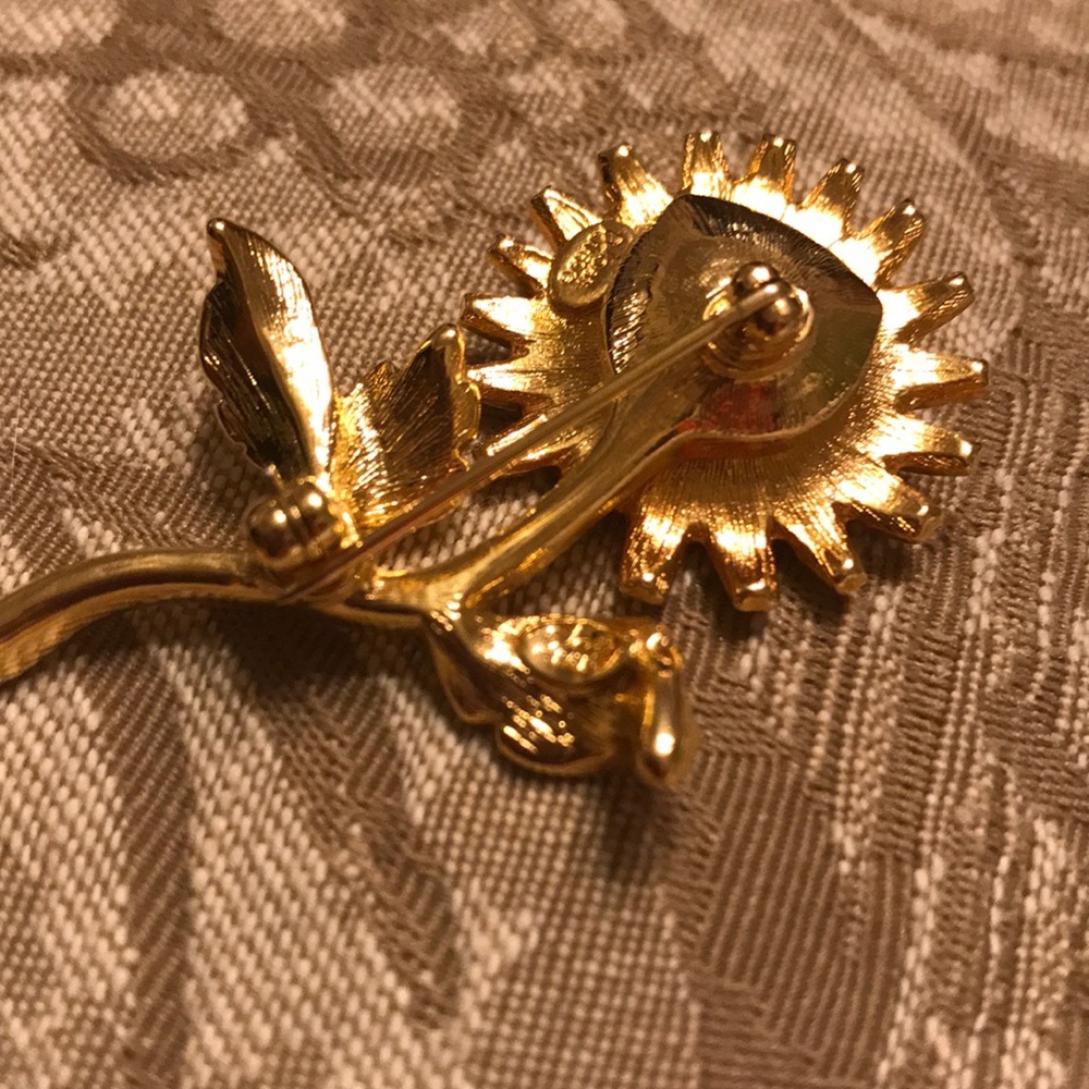 Joan Rivers Daisy Pin - Picture 3 of 4